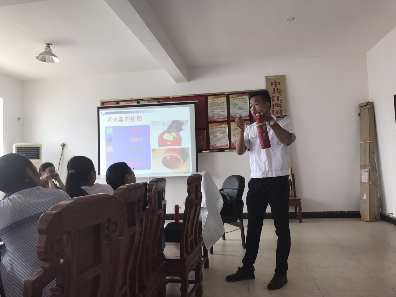 员工的消防安全知识讲座，安全教育重于泰山。